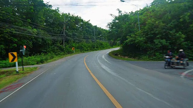 在柏油路上旅行，驾驶汽车或摩托车，沿路森林，旅游度假视频素材