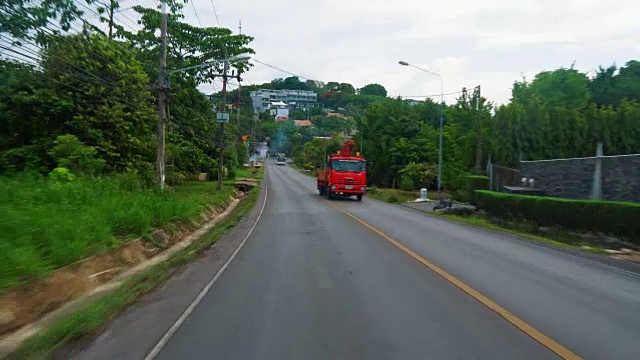 镜头沿着柏油路移动，第一人称视角，旅行和旅游，驾驶汽车和摩托车视频素材