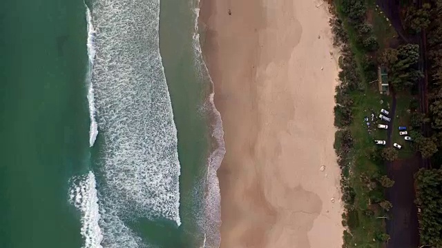 海在哪里与海岸汇合视频素材