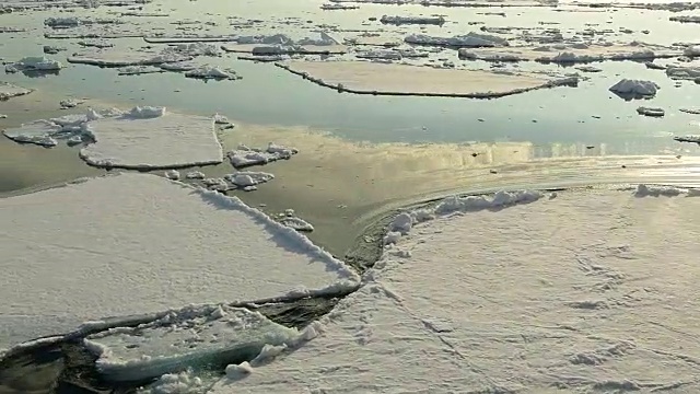 在冰中旅行视频下载