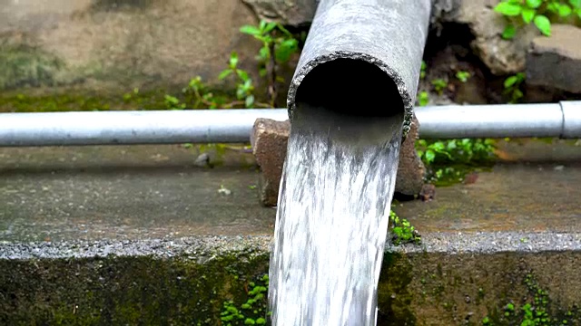 污水流到下水道，下水道管道到小渠道视频素材