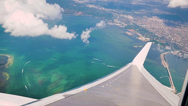 一架飞机在迈阿密地区与大海和海滩的窗口视图视频素材