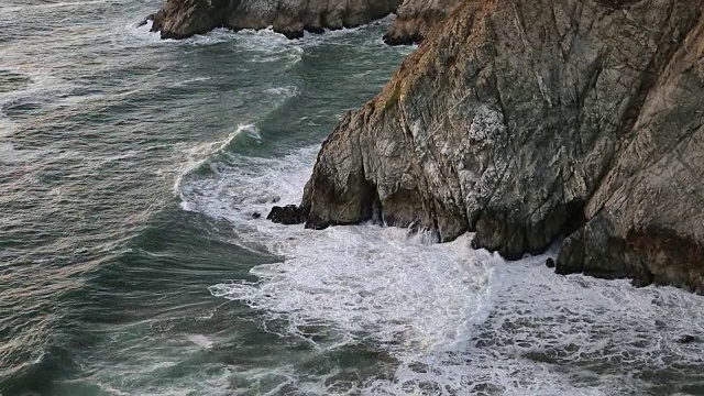 海浪和悬崖视频素材