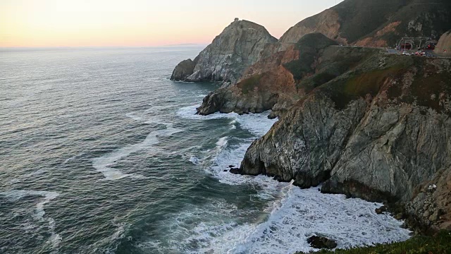 悬崖和汹涌的海浪视频素材