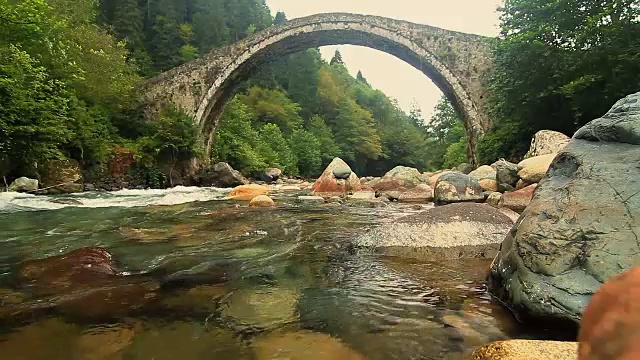 土耳其黑海地区河上的桥视频素材