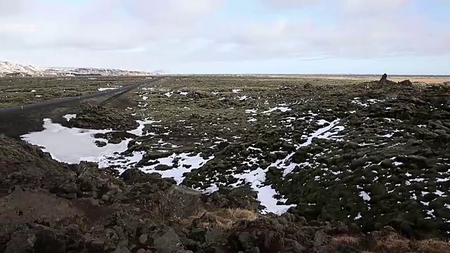 冰岛一座山上岩石上的苔藓视频素材