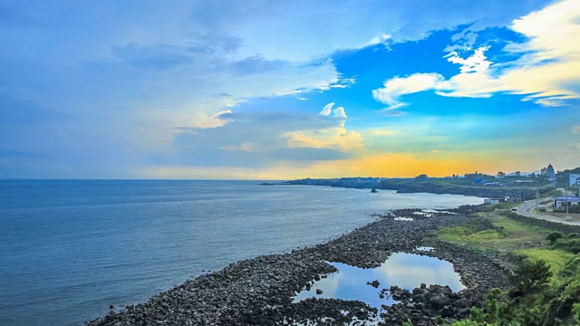 韩国济州岛的滨海公路和大海视野开阔视频素材