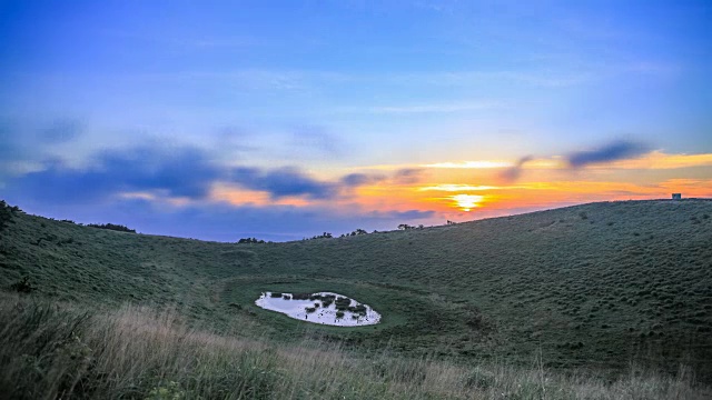 韩国济州岛上的古墓山(寄生火山)上的日落视频素材