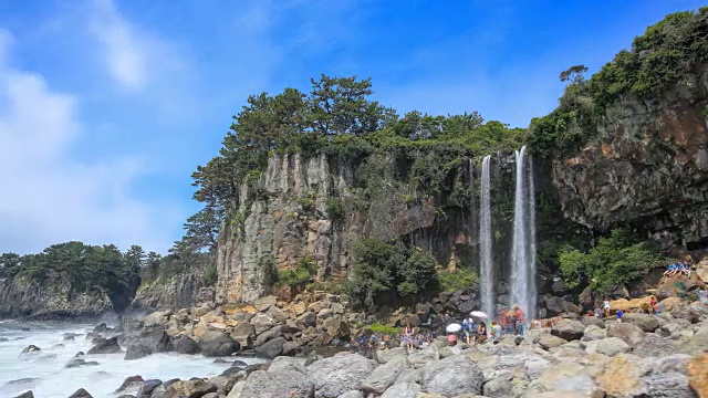 Jeongbang Falls(韩国文化资产)在济州岛，韩国视频素材