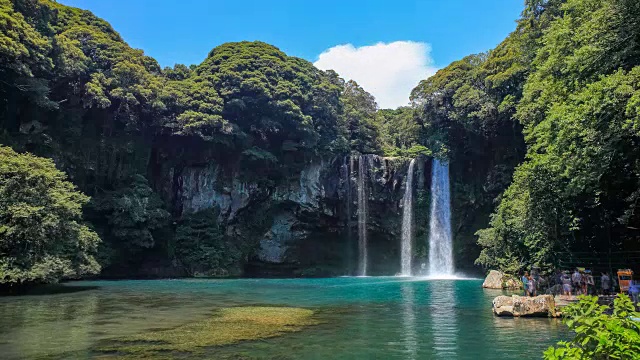 天池渊瀑布(韩国自然纪念碑)，济州岛，韩国视频素材