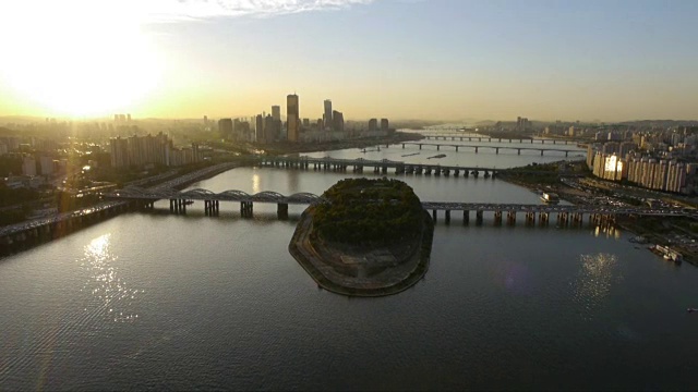 日落时韩国首尔的汉江和德鲁克森岛景观视频素材