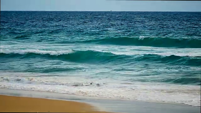 热带海滩，风和浪将去海岸，自然和旅游的概念。视频素材