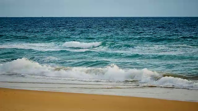 热带海滩，风和浪将去海岸，自然和旅游的概念。视频素材