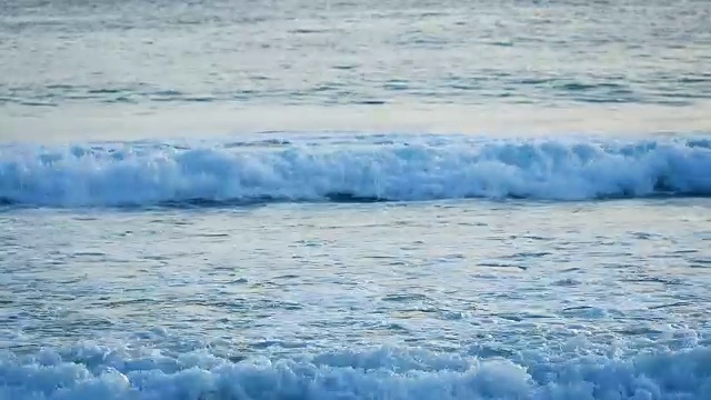 自然视频的近景海浪将去海岸，自然和旅游的概念。视频素材