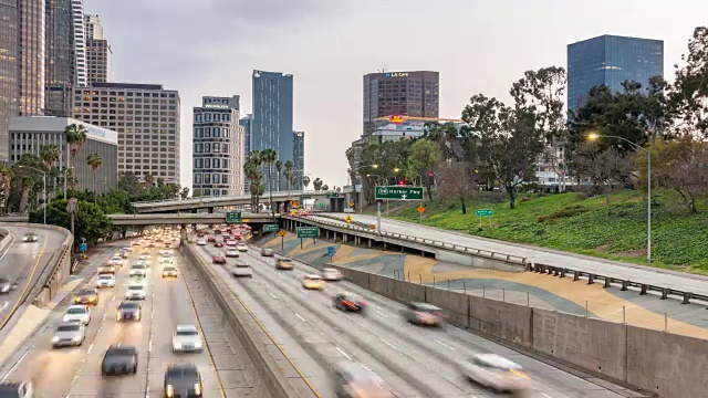 洛杉矶市中心日落时分的高速公路交通视频素材