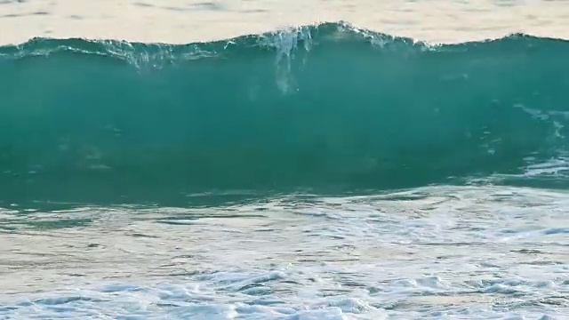 慢动作视频接近海浪将去海岸，自然和旅游的概念。视频素材