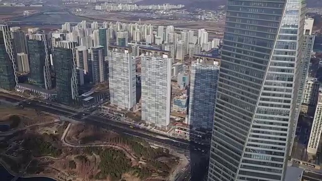 韩国仁川松岛(国际商务区)浦项制铁东北亚贸易大厦及城市建筑视频素材