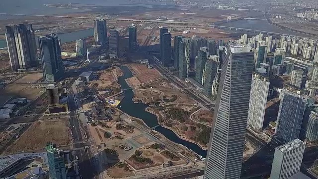 韩国仁川松岛(国际商务区)浦项制铁东北亚贸易大厦及城市建筑视频素材