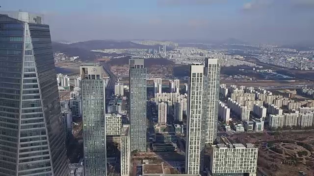 韩国仁川松岛(国际商务区)浦项制铁东北亚贸易大厦及城市建筑视频素材