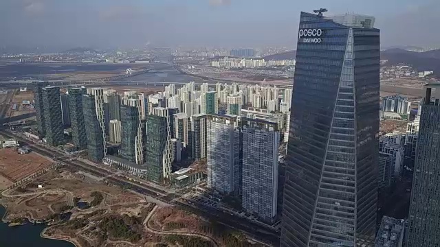 韩国仁川松岛(国际商务区)浦项制铁东北亚贸易大厦及城市建筑视频素材