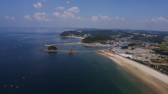 广角拍摄的安明道岛和Kkotji海滩在泰安，韩国视频素材