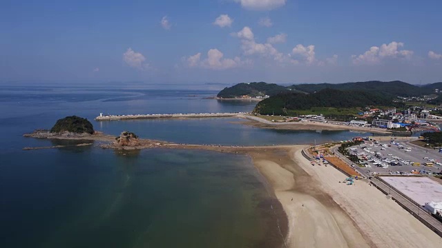 广角拍摄的安明道岛和Kkotji海滩在泰安，韩国视频素材