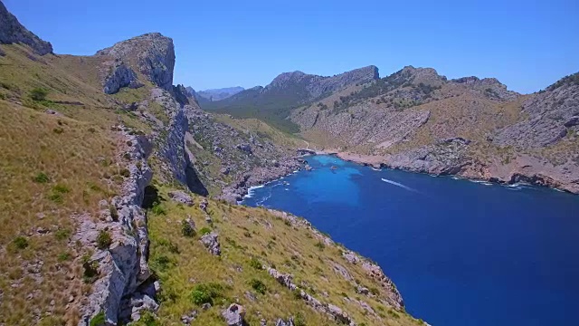 Cala Figuera和Serra de Tramuntana山脉附近的Cap Formentor在西班牙的马略卡岛巴利阿里岛视频素材