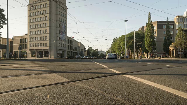 德累斯顿城市景观道路与易北河，德国视频素材