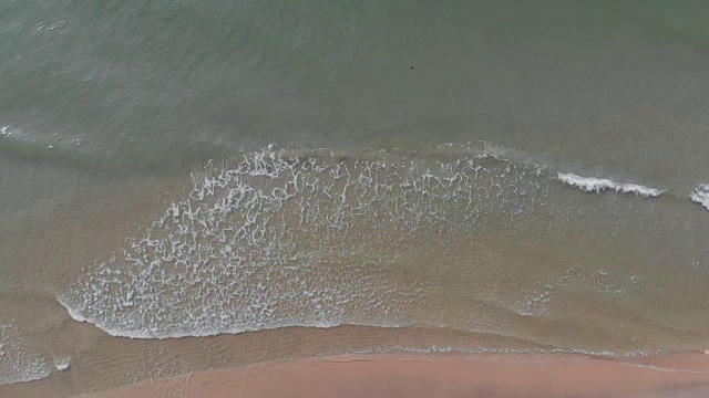 大海，沙滩和海浪的鸟瞰图。慢动作视频素材