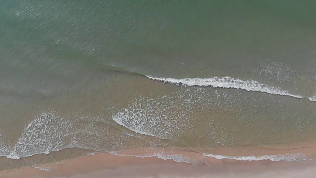 大海，沙滩和海浪的鸟瞰图。慢动作视频素材