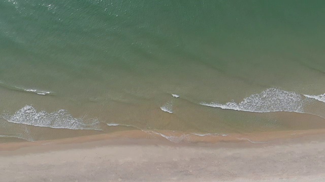 大海，沙滩和海浪的鸟瞰图。慢动作视频素材