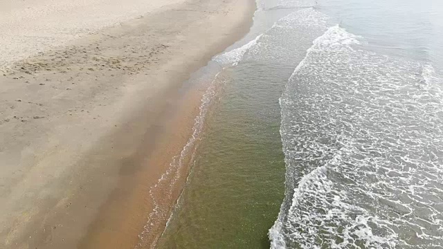 大海，沙滩和海浪的鸟瞰图。慢动作视频素材