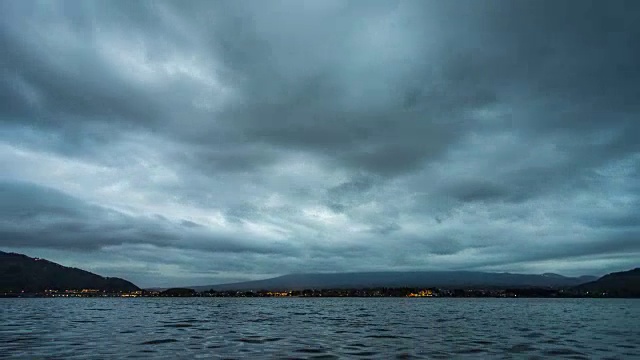 时间流逝视频:湖与乌云和风暴云移动在天空视频素材