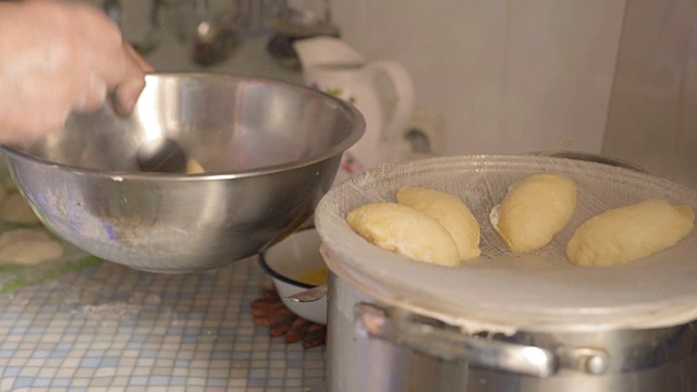 特写，一个女人正在用铁弓准备做馅饼视频下载