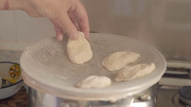 特写镜头，女人的手放在一对夫妇用来烹饪的馅饼上视频素材