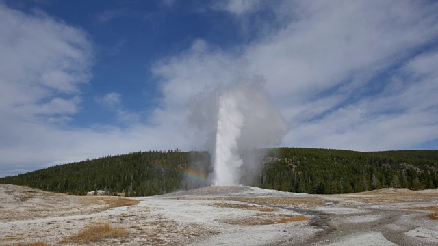 黄石公园老忠实火山喷发带着彩虹视频素材