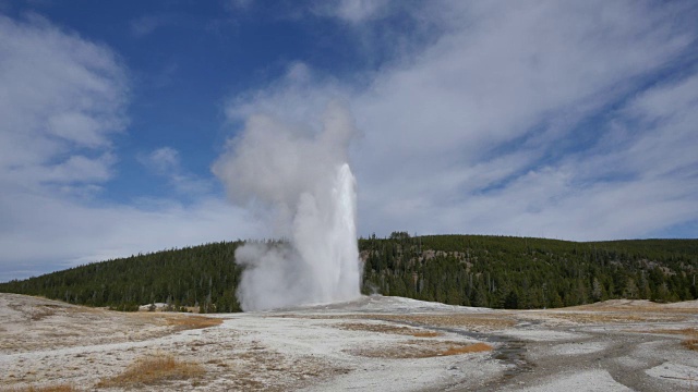 黄石公园老忠实火山喷发视频素材