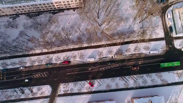 坏生态。热电厂位于住宅区的中心，从高高的管道中喷出浓烟，污染了城市的空气。无人机视频全景上部摄像机运动。视频素材