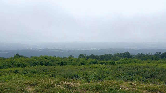 低云在波科诺斯的利哈伊山谷移动，阿巴拉契亚山脉，宾夕法尼亚州，卡本县。时光流逝式加速移动视频。视频素材