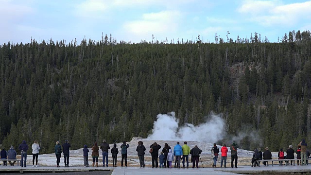 黄石老忠实火山在人们的注视下开始喷发视频素材