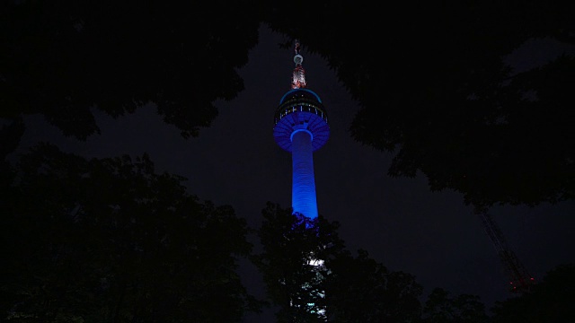 照亮南山塔夜空，低角度视频素材