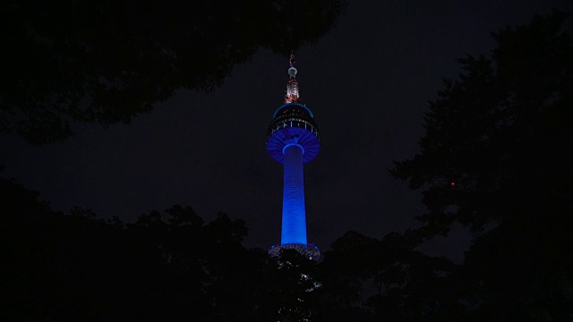 在南山塔下行驶，低角度视频素材