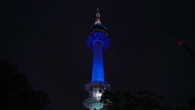 美丽的南山塔映衬着夜空，低角度视频素材