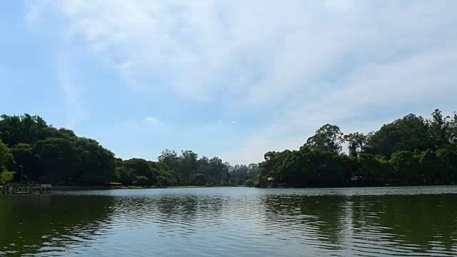 湖面映着天空，远处有一条树线，可循环视频素材