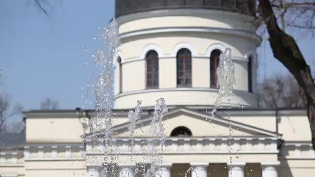 摩尔多瓦基希讷乌大教堂背景上的喷水池视频下载