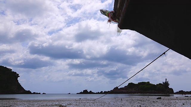 时间流逝:海滩和渔船。视频素材