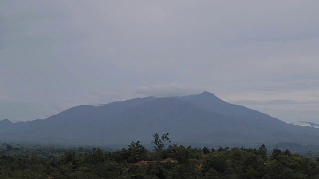 戏剧性的暴风雨和云是移动的山景，风景时间流逝视频素材