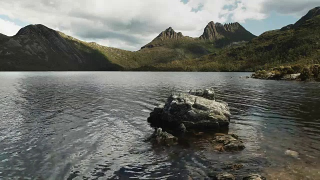 摇篮山鸽子湖岸边的一块大岩石视频素材