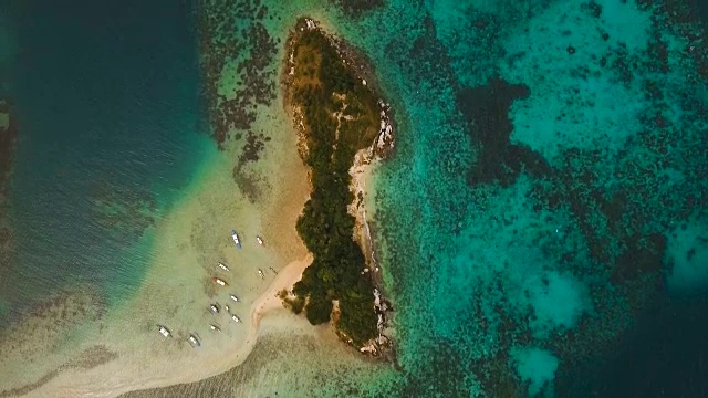 美丽的热带海滩，鸟瞰图。热带岛屿视频素材