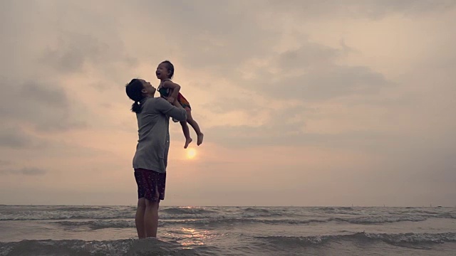 日落时分，小女孩和妈妈在海滩上视频素材